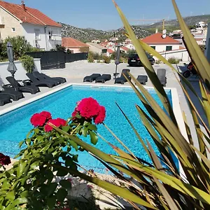 Barbara & Zoran With Heated Swimming Pool Appartement Seget Vranjica